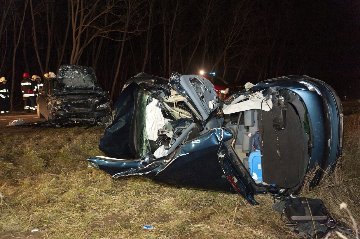 Sérült jármûvek a 83-as úton Gyõrszemere és Tét között, ahol összeütközött négy autó 2016. január 15-én. A balesetben három ember meghalt. MTI Fotó: Krizsán Csaba