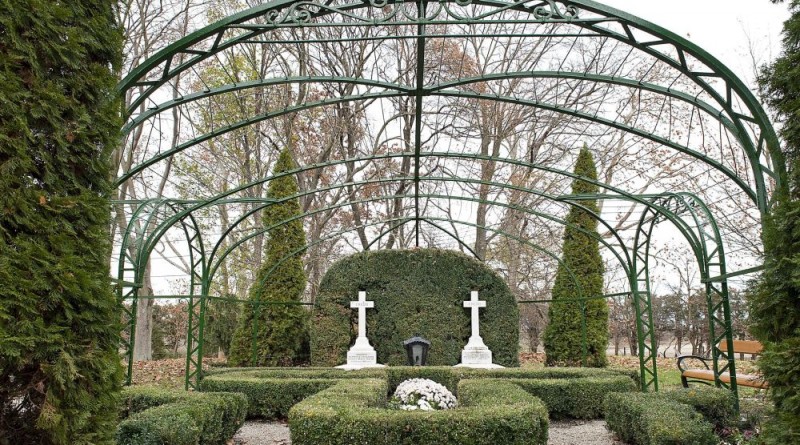 Cziráky Margit grófnő és IV. Esterházy Miklós herceg felújított síremléke a fertődi Sírdombon